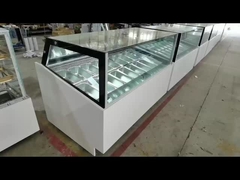 アイス クリームの表示フリーザーのgelatoのショーケース