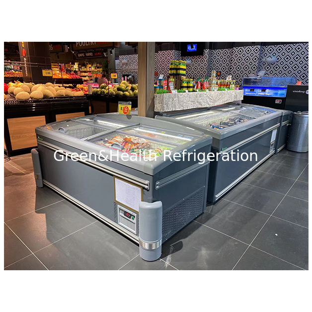 スーパーマーケットは、食品の低温冷凍保管にアイランド型冷蔵庫を使用しています