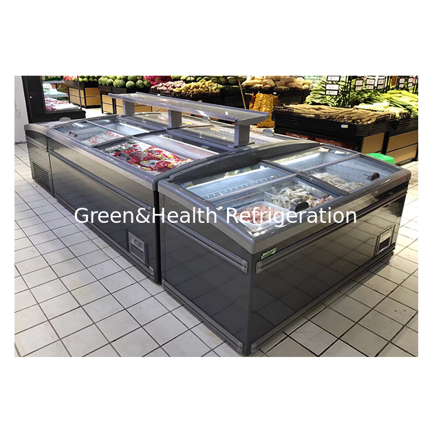 スーパーマーケットは、食品の低温冷凍保管にアイランド型冷蔵庫を使用しています