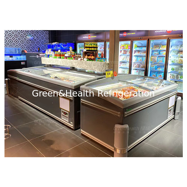 スーパーマーケットは、食品の低温冷凍保管にアイランド型冷蔵庫を使用しています